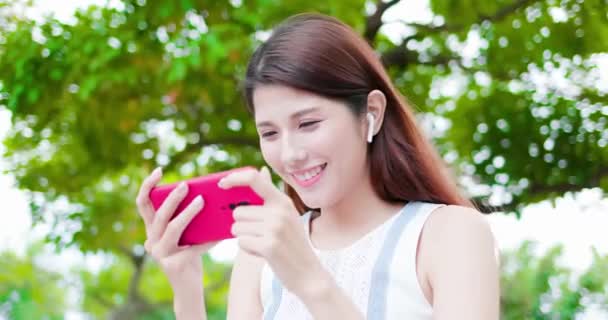 年轻的亚洲女孩用电话 — 图库视频影像