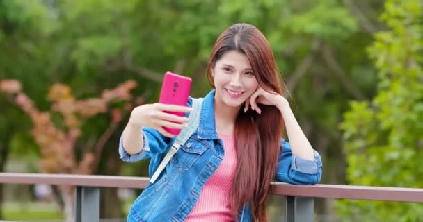 Junge asiatische Mädchen nehmen Selfie — Stockvideo