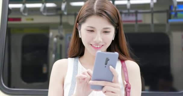 Aziatische vrouw gebruik 5g smartphone — Stockvideo