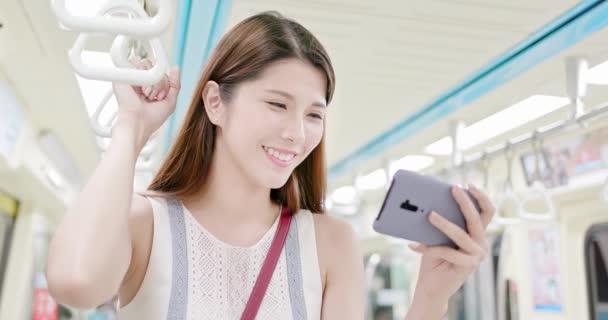 Mädchen benutzen Smartphone in mrt — Stockvideo