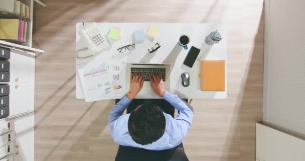 Man use laptop to work — стоковое видео