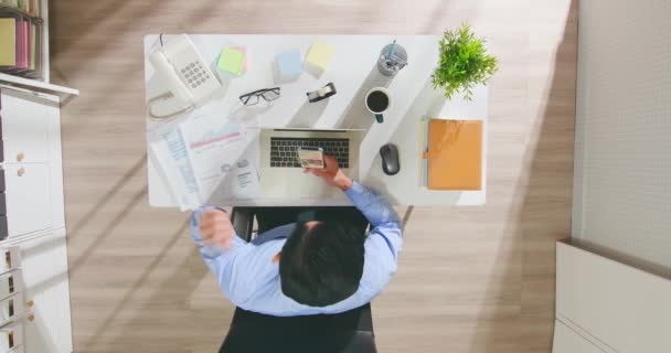 Man use laptop to work — Stock Video