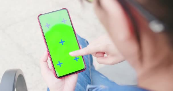 Asiatisk kvinna använder smartphone — Stockvideo