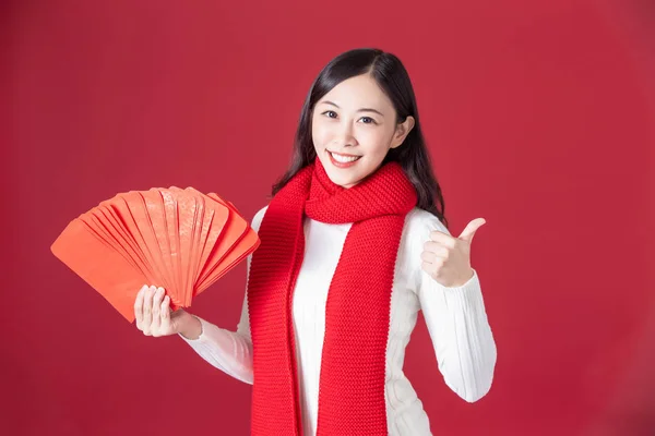Asiatique femme tenir rouge enveloppes — Photo