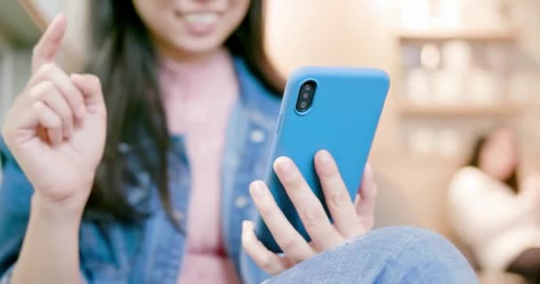 Aziatische vrouw gebruik smartphone — Stockvideo