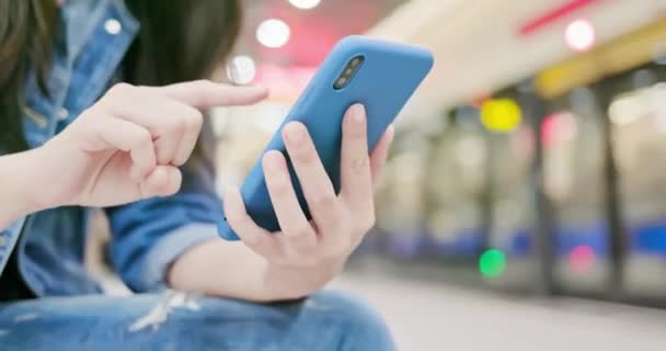 Femme s'asseoir et utiliser smartphone — Video