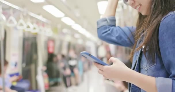 Kadın metroda akıllı telefon kullanıyor. — Stok video