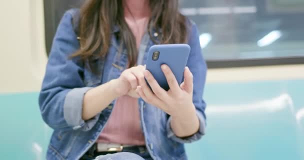 Uso de teléfono inteligente mujer en mrt — Vídeo de stock