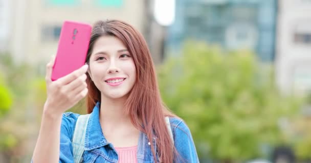 Junge asiatische Mädchen nehmen Selfie — Stockvideo