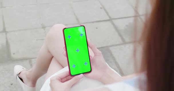 Mujer reloj teléfono pantalla verde — Vídeos de Stock