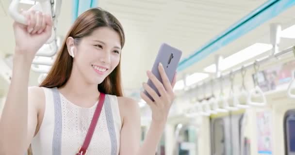 Chica asiática uso smartphone — Vídeos de Stock