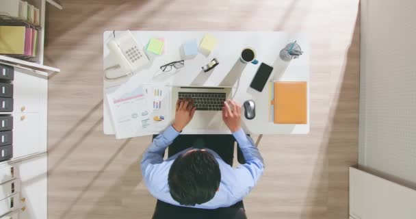 Homem usar laptop para trabalhar — Vídeo de Stock