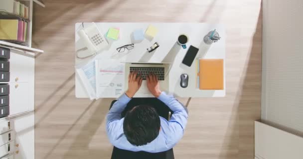 Hombre utilizar el ordenador portátil para trabajar — Vídeos de Stock