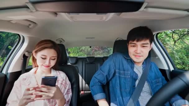 Casal usar telefone conectando carro — Vídeo de Stock