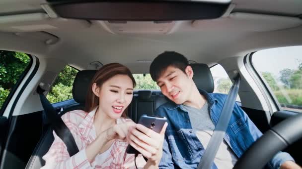 Casal usar smartphone no carro — Vídeo de Stock