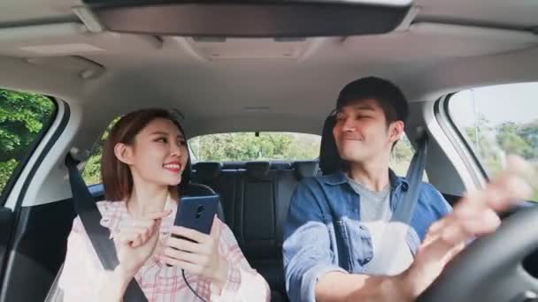 Paar hört Musik im Auto — Stockvideo