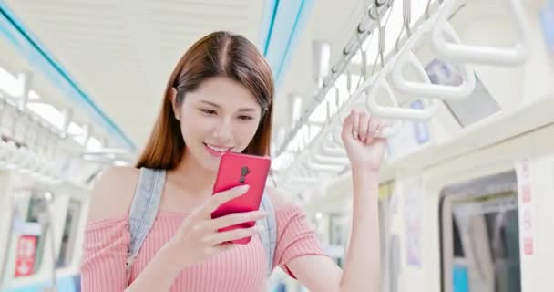 Chica asiática uso 5G smartphone — Vídeo de stock