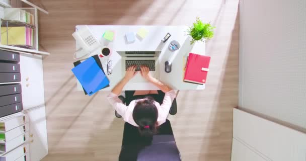 Kvinna använda bärbar dator för att arbeta — Stockvideo