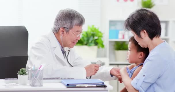 Médico senior y niño enfermo — Vídeo de stock