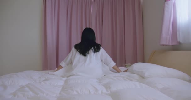 Lento movimento mulher abertura cortina — Vídeo de Stock