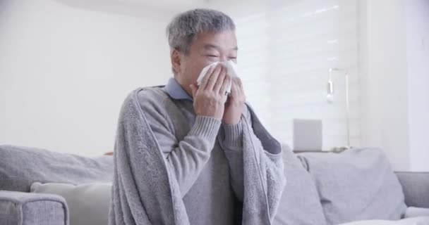 Alte asiatische Mann bekommen eine Erkältung — Stockvideo