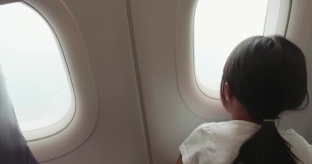 Petite fille prendre l'avion — Video