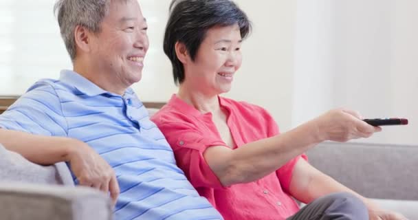 Eldely couple regarder la télévision — Video