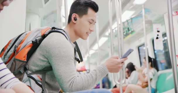 Asiático hombre desgaste inalámbrico auriculares — Vídeo de stock