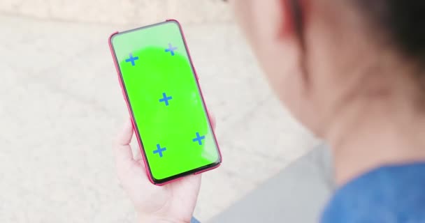 Asiatisk kvinna använder smartphone — Stockvideo