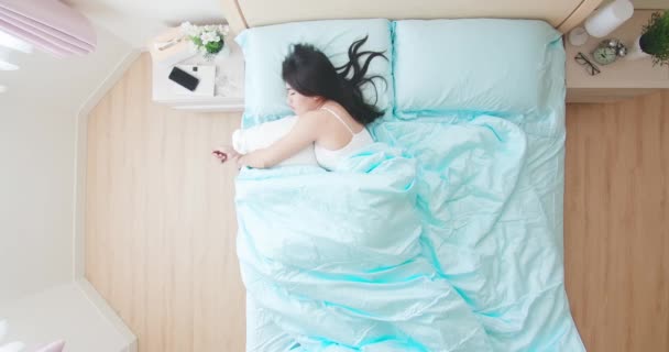 Frau hat Schlafprobleme — Stockvideo