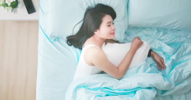 Γυναίκα που κοιμάται καλά στο κρεβάτι — Αρχείο Βίντεο