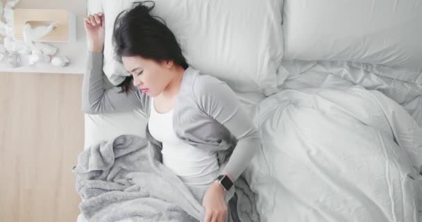 Asian woman has sore throat — Stock Video