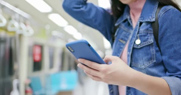 Kobieta używać smartfona na mrt — Wideo stockowe