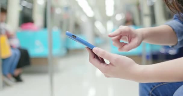 Kadın metroda akıllı telefon kullanıyor. — Stok video