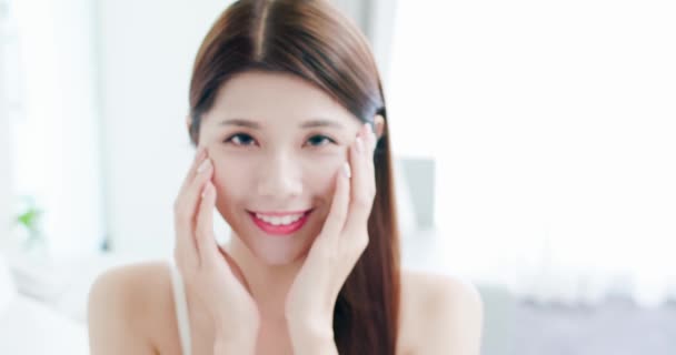 Fiatal ázsiai skin care nő — Stock videók