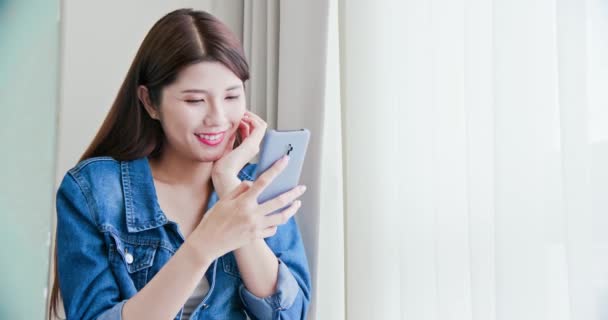 Asia belleza uso smartphone — Vídeo de stock