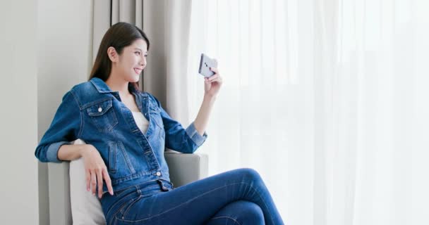 Perempuan Menonton Video Dengan Smartphone — Stok Video