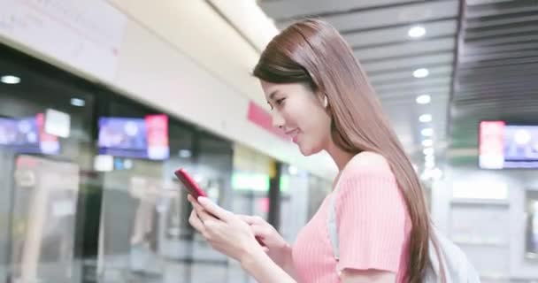 Asiatisk tjej använda smartphone — Stockvideo