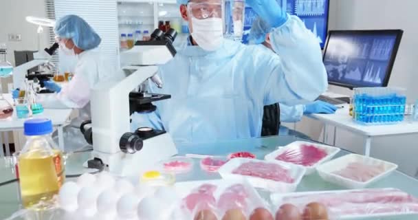 Безопасность пищевых продуктов. Биотехнология картинки. Наука про еду. Молекулярный диетолог профессия. Ученый на пищевой фабрике прикол.