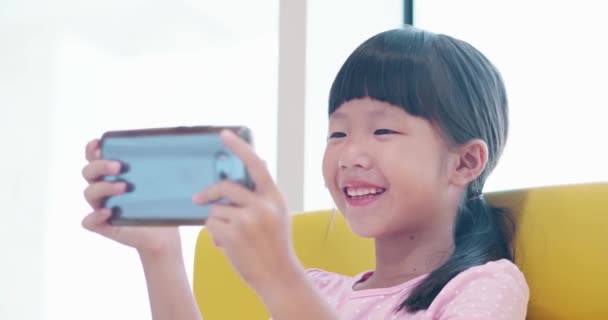 Fille regarder la vidéo par mobile — Video