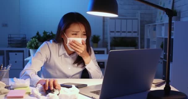 Mulher doente trabalhar horas extras — Vídeo de Stock