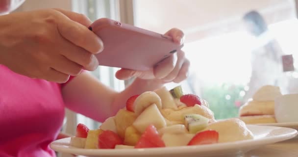 Vrouw nemen foto voor pannenkoek — Stockvideo