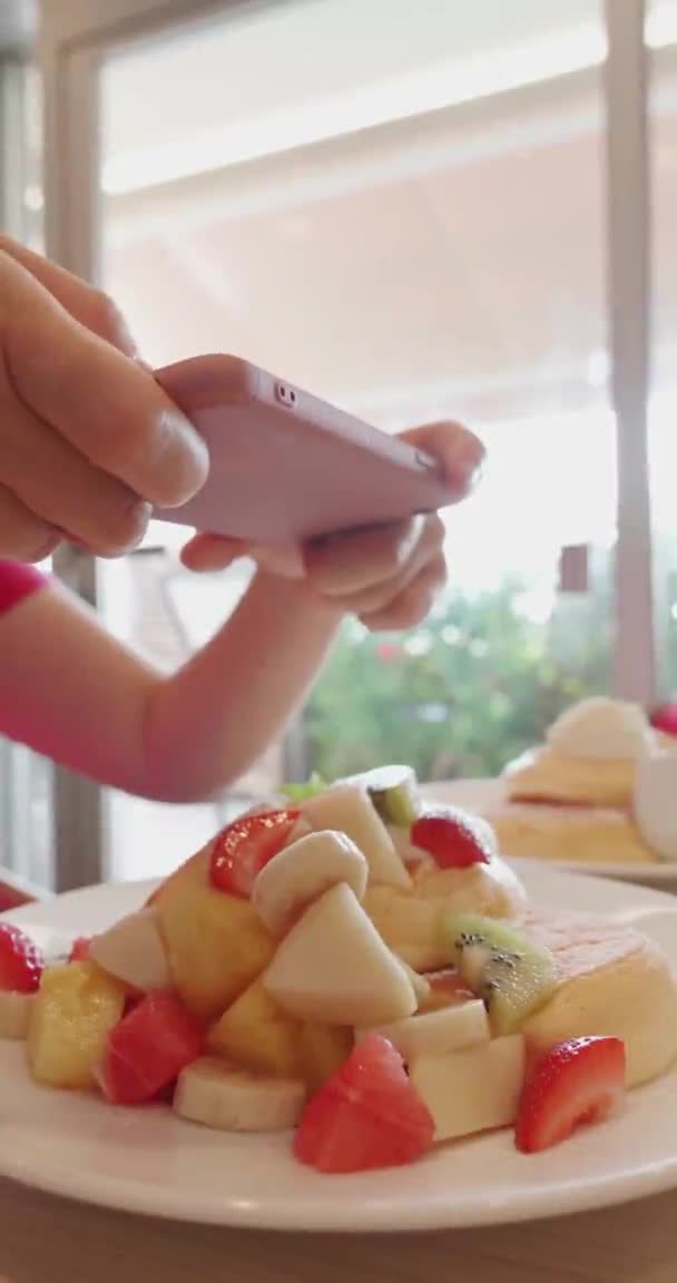 女性はパンケーキの写真を撮る — ストック動画