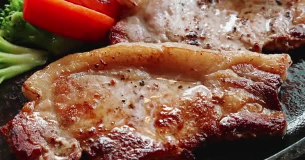 Beef steak on hot plate — Stock Video