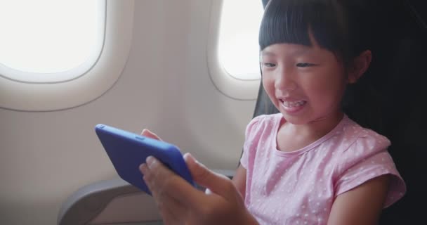 Menina jogar jogo móvel feliz — Vídeo de Stock