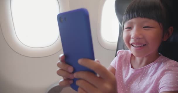 Küçük kız akıllı telefon kullanıyor. — Stok video