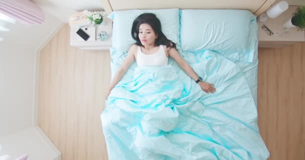 Femme utiliser le téléphone dans le lit — Video