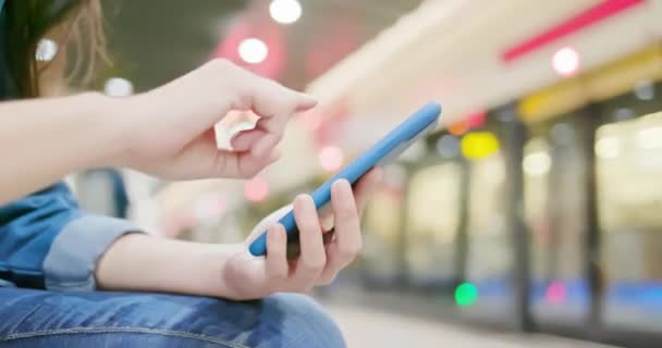 Asiático mulher uso smartphone — Vídeo de Stock