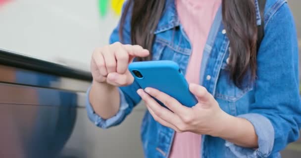 Teléfono inteligente de uso femenino en escaleras mecánicas — Vídeo de stock