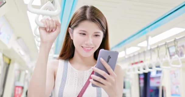 Menina usar smartphone no metro — Vídeo de Stock